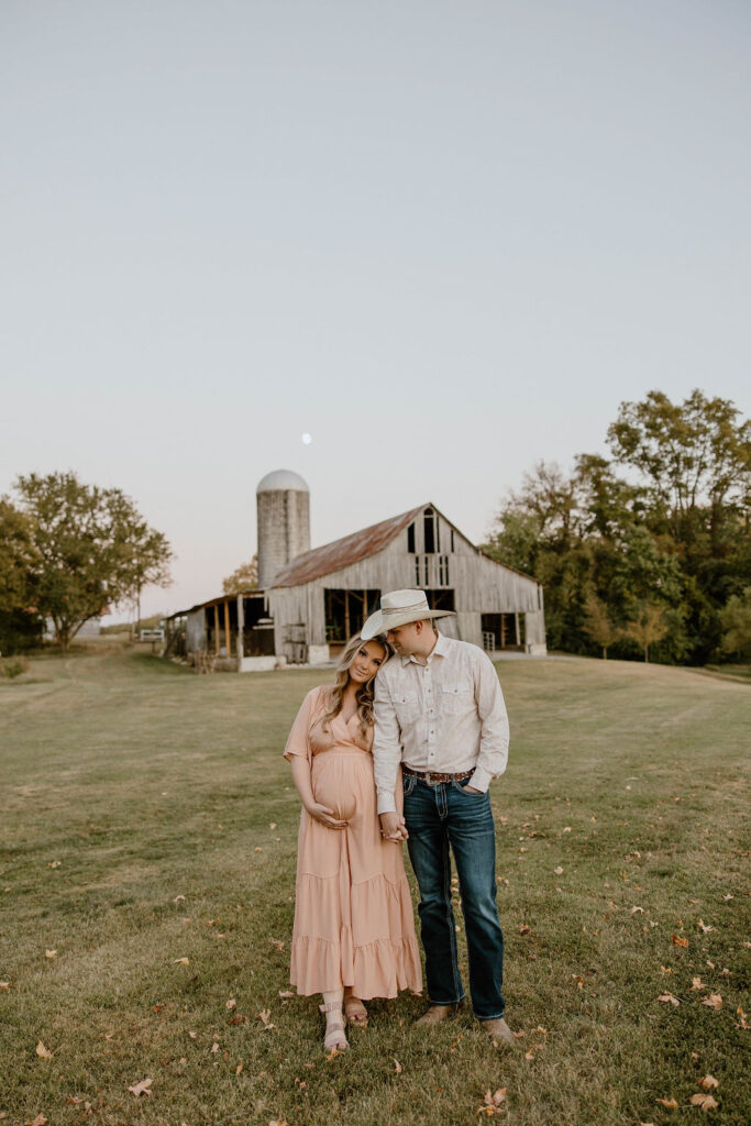 Maternity Session at Harlinsdale Farm in front of barn