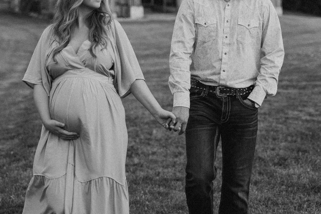 maternity photo, couple holding hands